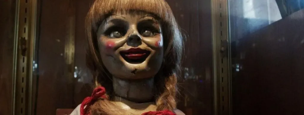 Anabelle-3-1024x390 Annabelle (2014): A Boneca que Trocou Sustos por um Clima de Medo!